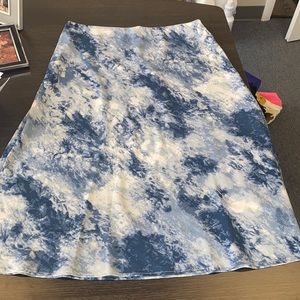 MIDI length float a-line blue & white tie dye skirt.